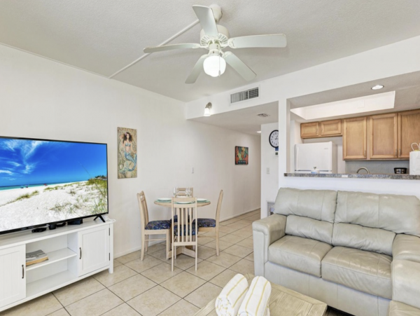 On Beach One Bedroom Condo with Communal Pool in Holmes Beach